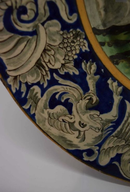 PAIR OF LARGE MAIOLICA CHARGERS - ADDITIONAL PHOTO 8