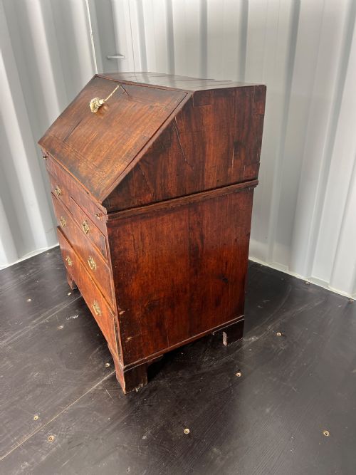 EARLY C18TH WALNUT VENEERED BUREAU - ADDITIONAL PHOTO 2