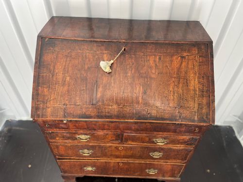 EARLY C18TH WALNUT VENEERED BUREAU - ADDITIONAL PHOTO 4