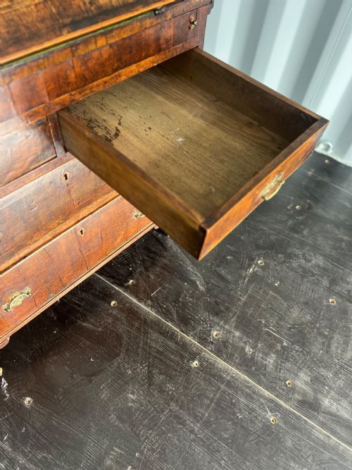 EARLY C18TH WALNUT VENEERED BUREAU - ADDITIONAL PHOTO 7