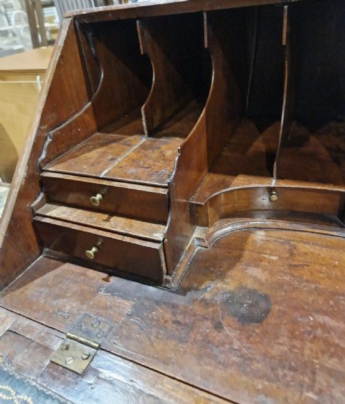 C18TH WALNUT BUREAU REQUIRES A SMALL AMOUNT OF RESTORATION - ADDITIONAL PHOTO 4