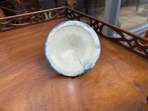 PAIR OF MAJOLICA URNS AND COVERS - ADDITIONAL PHOTO 3