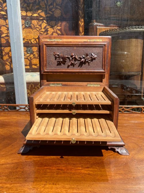 C19TH BLACK FOREST CARVED WOOD HUMIDOR - ADDITIONAL PHOTO 3