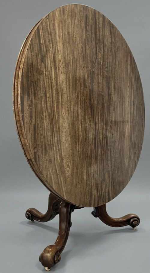 A LARGE CIRCULAR MAHOGANY TABLE - ADDITIONAL PHOTO 1