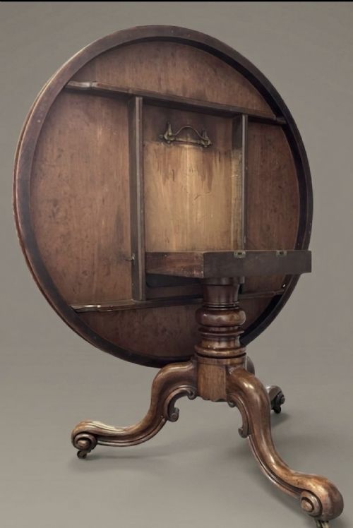 A LARGE CIRCULAR MAHOGANY TABLE - ADDITIONAL PHOTO 2
