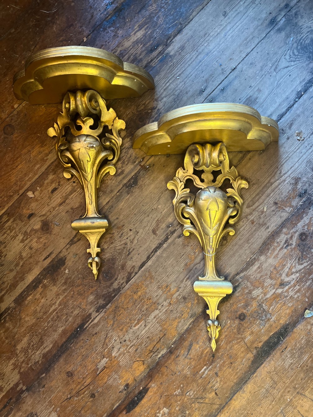 Pair of large C19th carved giltwood brackets 