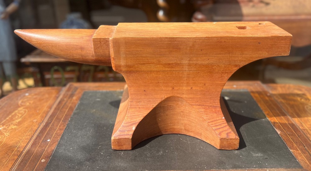 Wooden anvil casting mould 