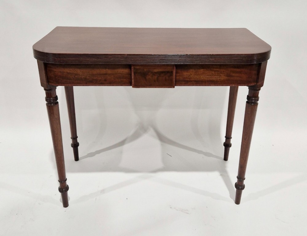 Elegant Early C19th D ended card table 