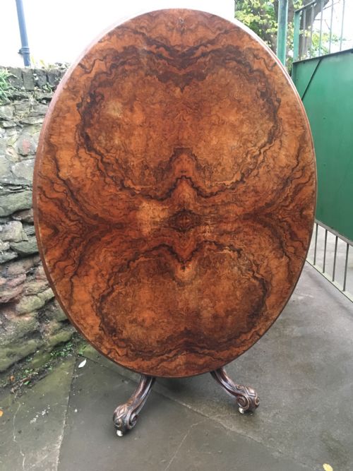 C19th Large Oval Table in Figured Walnut