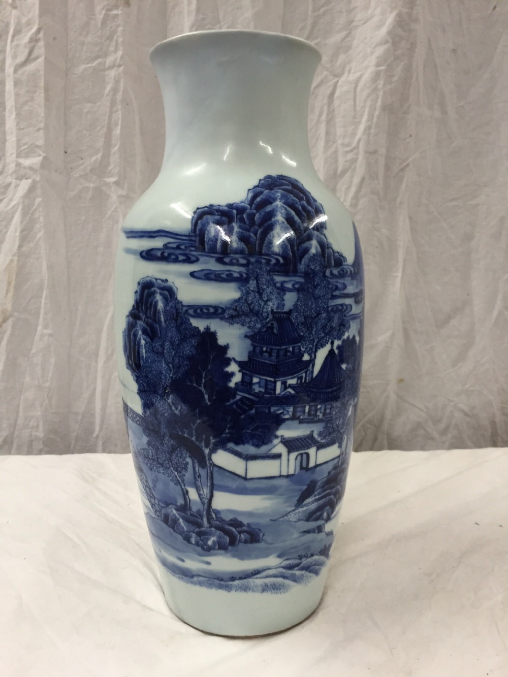 Large C18th blue and white Chinese vase 