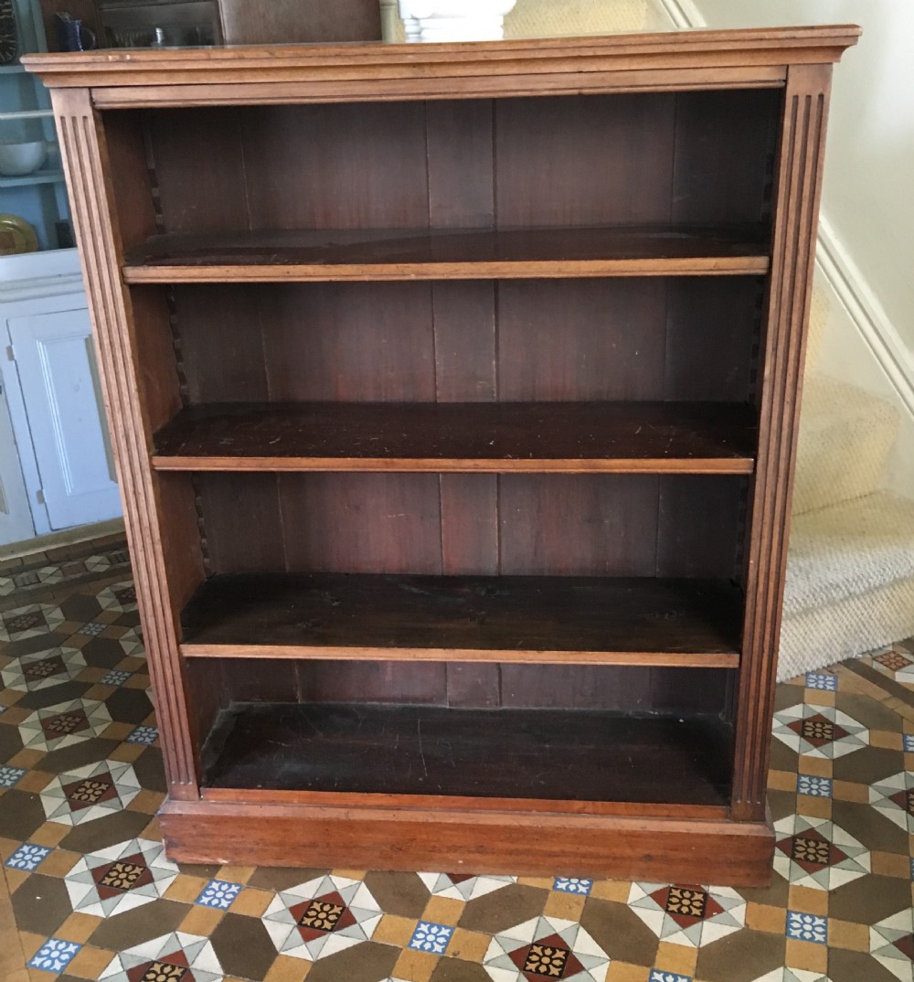 Edwardian Walnut bookcase with adjustable shelfs