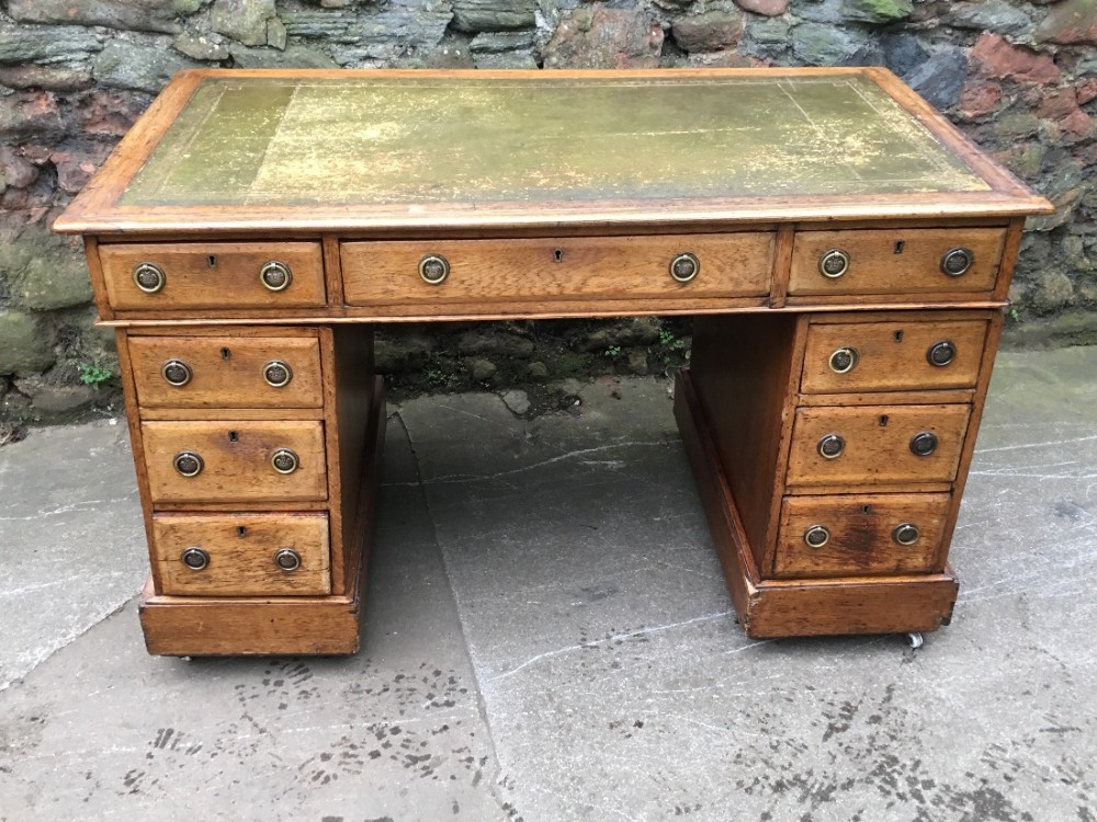 C19th Oak pedestal kneehole desk