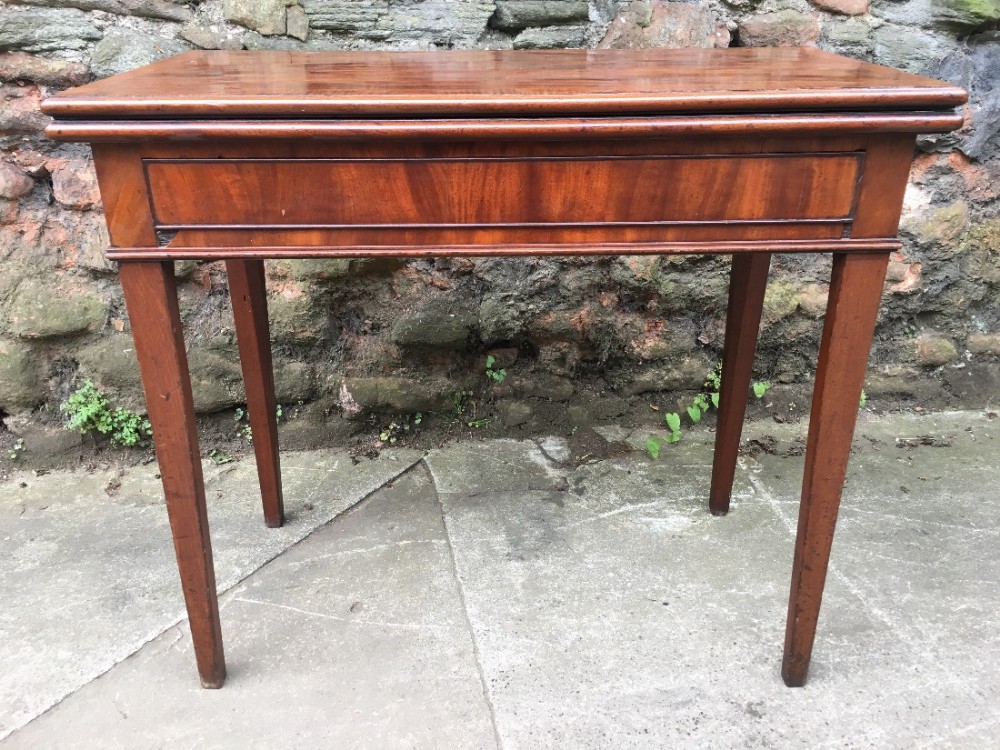 C18th tea table in mahogany 