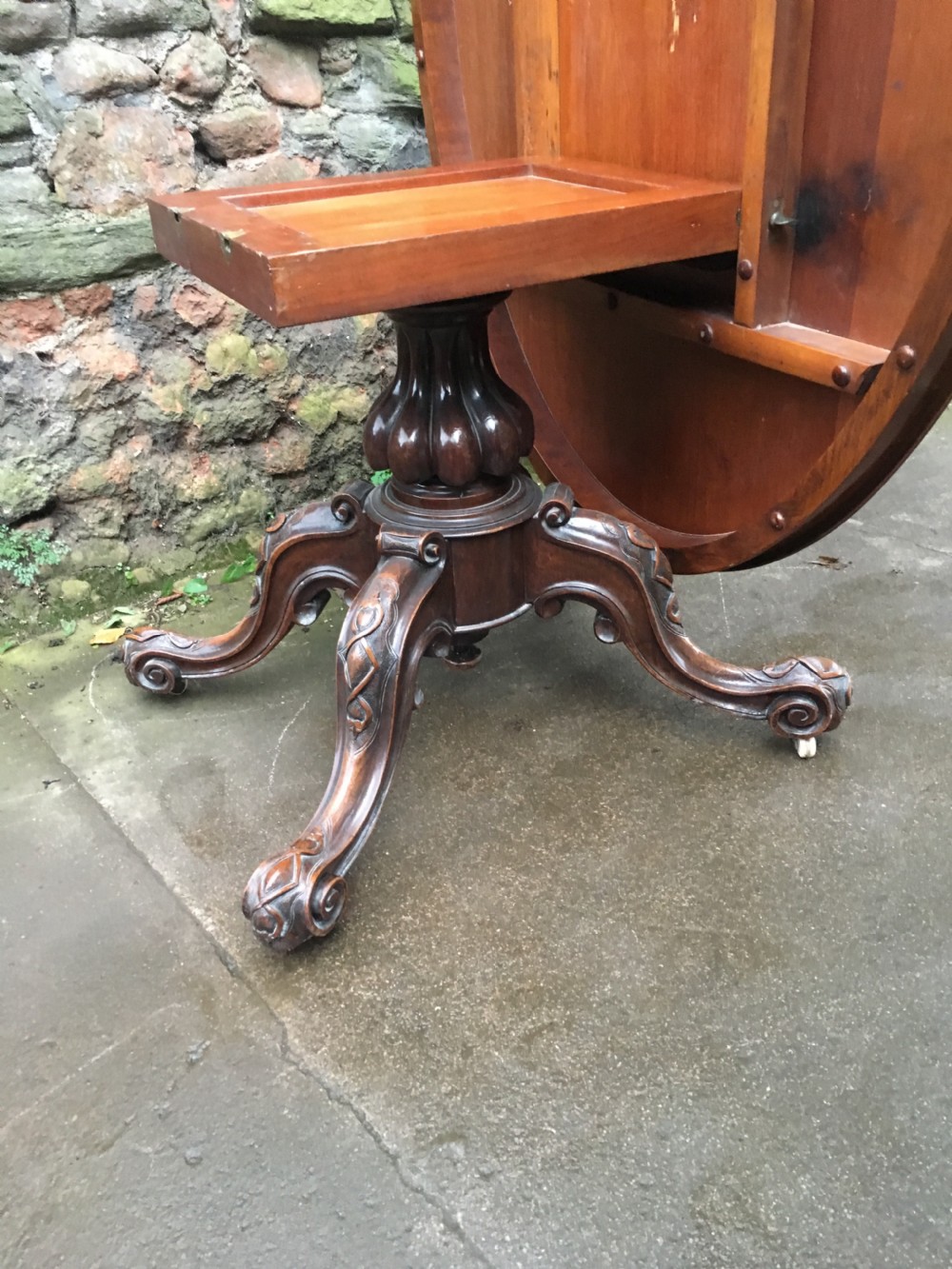 C19th large oval table in figured walnut  View V