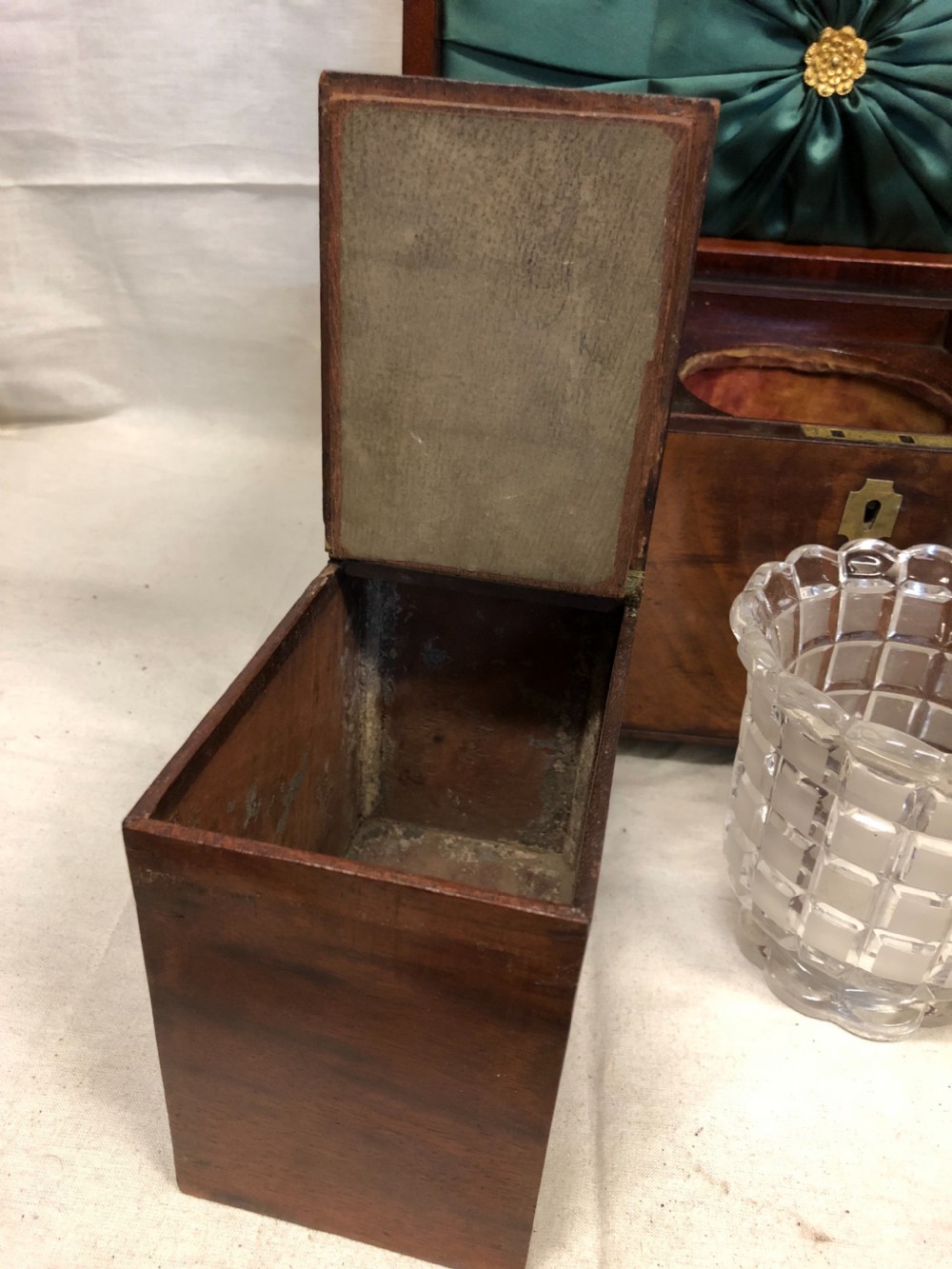 Georgian tea caddy in mahogany with wonderful interior  View VII
