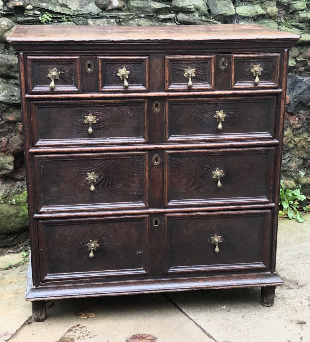 Small C18th block fronted chest of five drawers 
