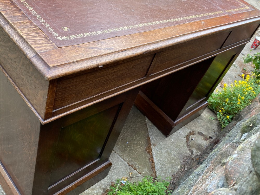 C19th oak pedestal desk of 9 drawers  View IV