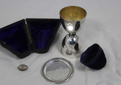 AN INTERESTING CASED SMALL TRAVELLING COMMUNION SET IN ORIGINAL FITTED CASE