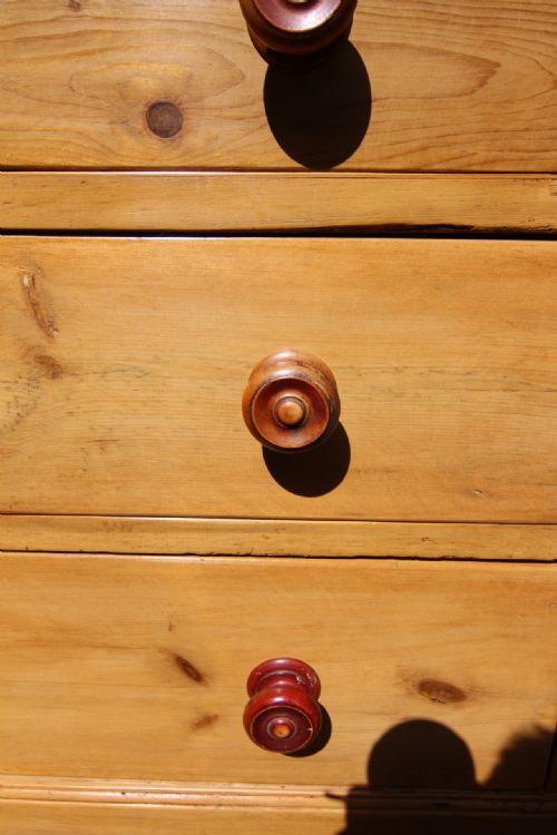 GOOD 19TH CENTURY 4 DRAWER PINE CHEST OF DRAWERS WITH GALLERY BACK - ADDITIONAL PHOTO 9