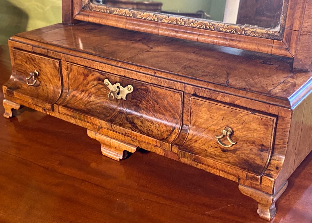 Early 18th Century Walnut Dressing table Mirror View V