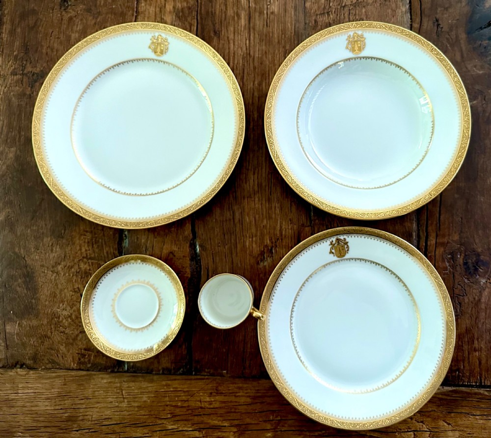 Limoges Porcelaine Gilded Dinner Service View III