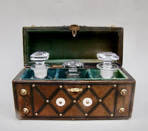 fig 1. VICTORIAN TRAVELLING SCENT BOTTLE LEATHER CASKET, CIRCA 1880