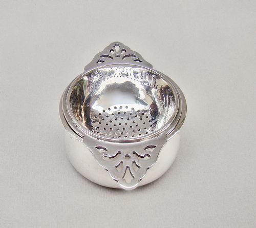 fig 1. ELEGANT ART DECO SILVER TEA STRAINER & STAND BY THE BARKER BROTHERS, BIRMINGHAM 1939