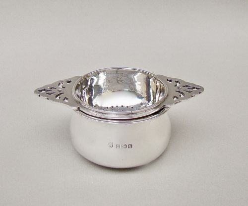 fig 3. ELEGANT ART DECO SILVER TEA STRAINER & STAND BY THE BARKER BROTHERS, BIRMINGHAM 1939