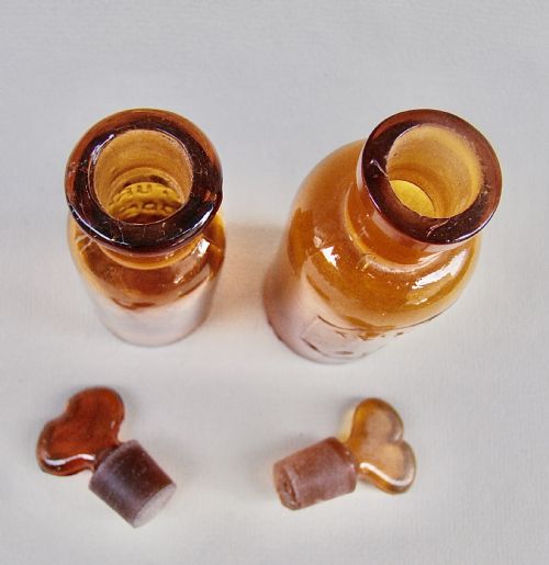 fig 2. CHARMING PAIR OF SMALL 19TH CENTURY FRENCH AMBER GLASS APOTHECARY BOTTLES