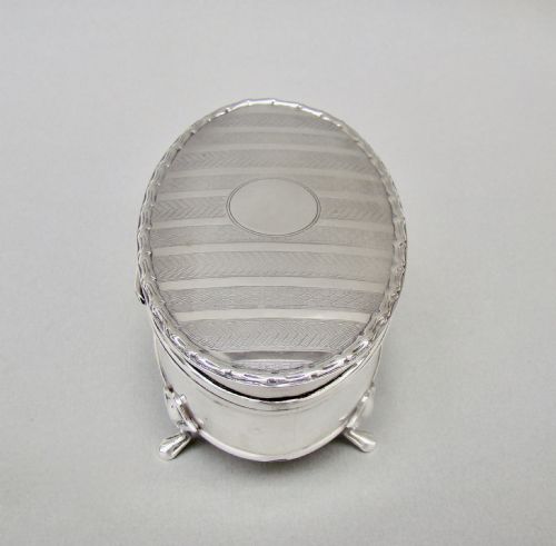fig 2. SUPERB GEORGE V SOLID SILVER JEWELLERY BOX BY SYNYER & BEDDOES, BIRMINGHAM 1911