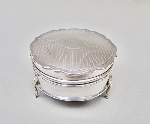fig 1. GEORGE V SILVER JEWELLERY BOX BY WALKER & HALL, BIRMINGHAM 1917