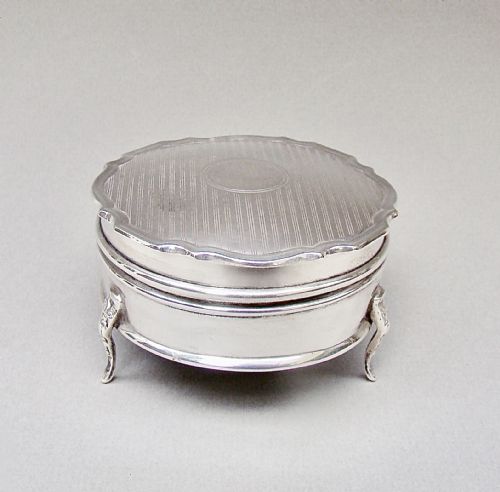 fig 2. GEORGE V SILVER JEWELLERY BOX BY WALKER & HALL, BIRMINGHAM 1917