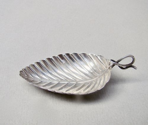 fig 2. GEORGIAN SILVER LEAF-SHAPED CADDY SPOON BY COCKS & BETTRIDGE, BIRMINGHAM 1805