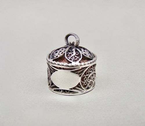 fig 1. RARE GEORGIAN SILVER FILIGREE TAPE MEASURE, CIRCA 1820