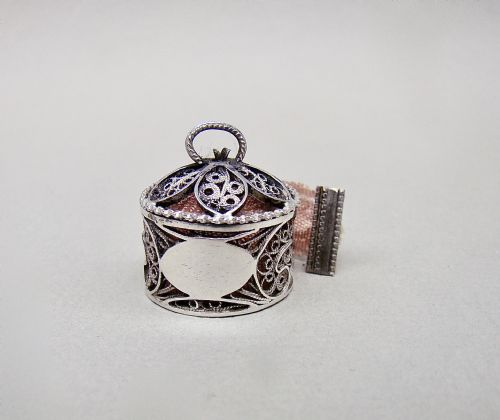 fig 2. RARE GEORGIAN SILVER FILIGREE TAPE MEASURE, CIRCA 1820