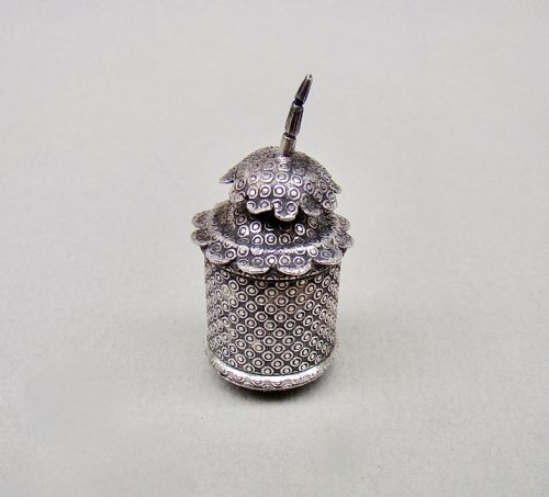 fig 1. EXQUISITE GEORGIAN SILVER TAPE MEASURE, CIRCA 1820