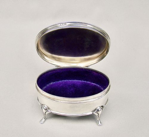 fig 2. SUPERB GEORGE V SOLID SILVER JEWELLERY BOX BY SYNYER & BEDDOES, BIRMINGHAM 1918