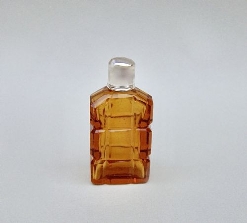 fig 1. CHARMING VICTORIAN SILVER AND AMBER GLASS SCENT BOTTLE, CIRCA 1860