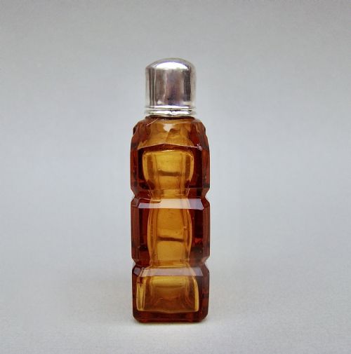 fig 3. CHARMING VICTORIAN SILVER AND AMBER GLASS SCENT BOTTLE, CIRCA 1860