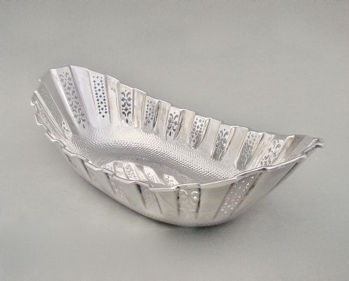 fig 2. ELEGANT ARTS & CRAFT SPOT-HAMMERED SILVER BREAD BASKET BY JAMES DIXON & SONS, SHEFFIELD 1902