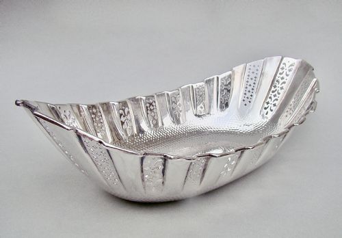 Elegant Arts & Craft Spot-hammered Silver Bread Basket by James Dixon  & Sons, Sheffield 1902