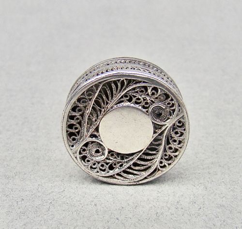 fig 1. RARE GEORGIAN SILVER FILIGREE PATCH BOX, CIRCA 1790