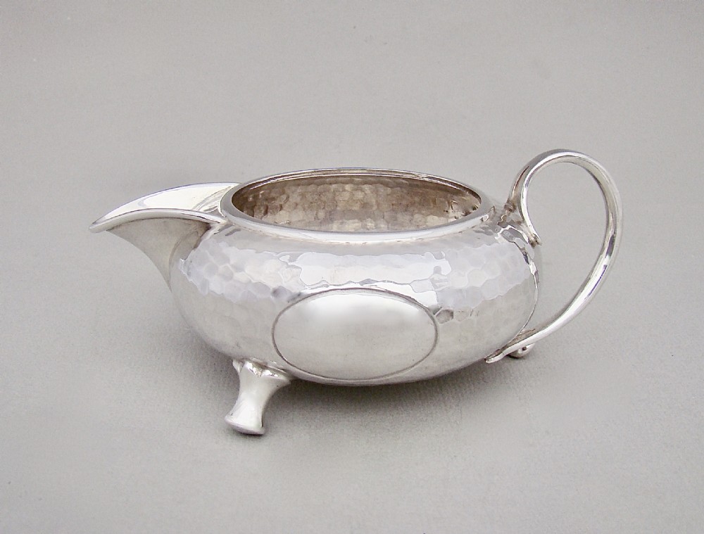 EXQUISITE ARTS & CRAFT SILVER CREAM JUG BY FATTORINI & SONS, BIRMINGHAM 1905