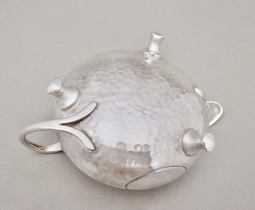 EXQUISITE ARTS & CRAFT SILVER CREAM JUG BY FATTORINI & SONS, BIRMINGHAM 1905 View IV