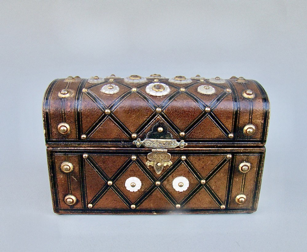 VICTORIAN TRAVELLING SCENT BOTTLE LEATHER CASKET, CIRCA 1880 View IV