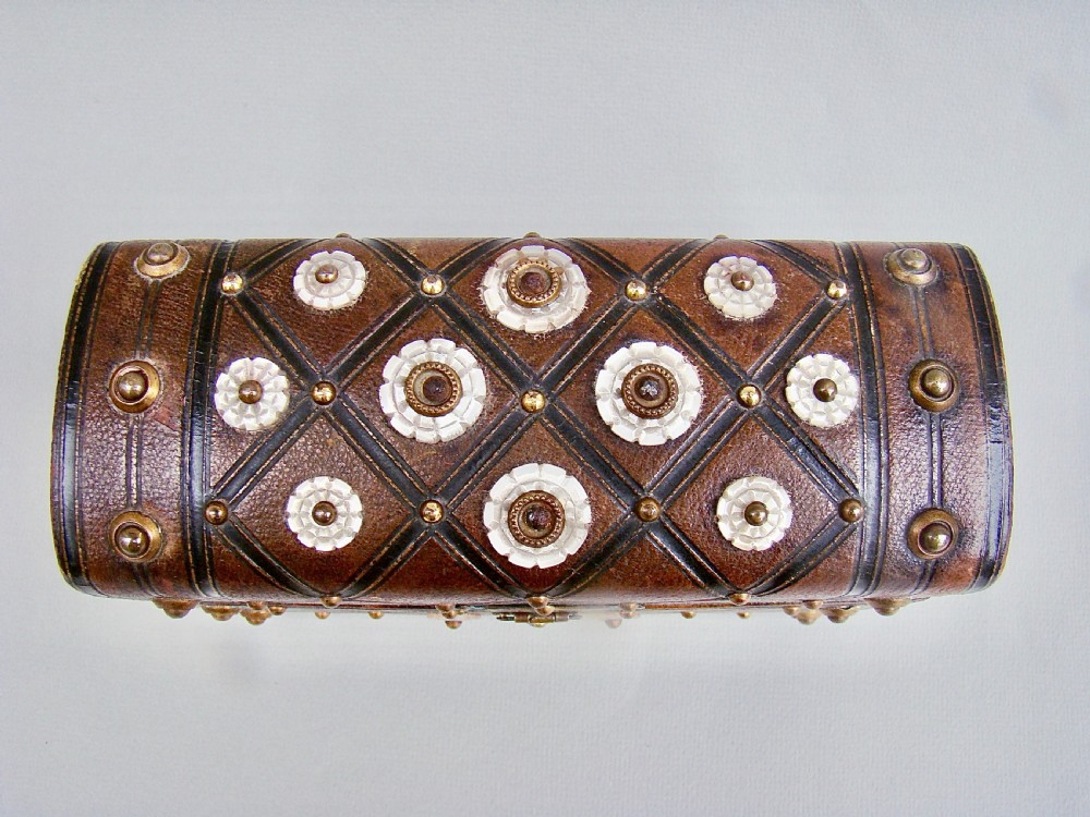 VICTORIAN TRAVELLING SCENT BOTTLE LEATHER CASKET, CIRCA 1880 View V