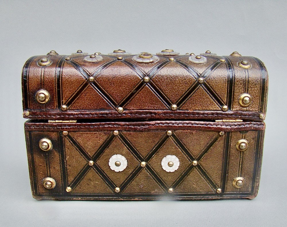 VICTORIAN TRAVELLING SCENT BOTTLE LEATHER CASKET, CIRCA 1880 View VI