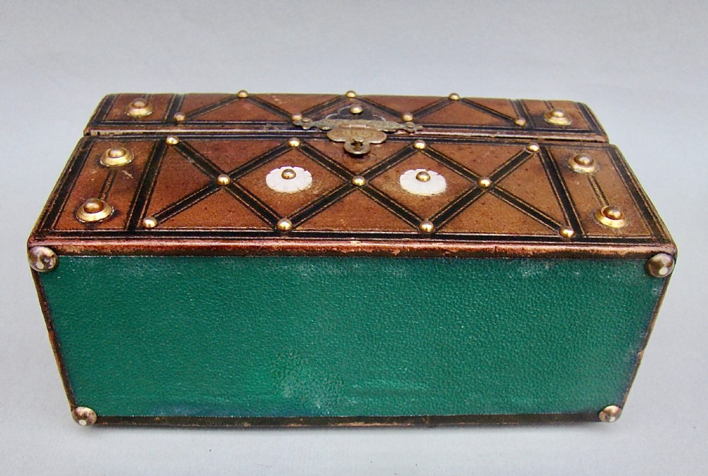 VICTORIAN TRAVELLING SCENT BOTTLE LEATHER CASKET, CIRCA 1880 View VIII