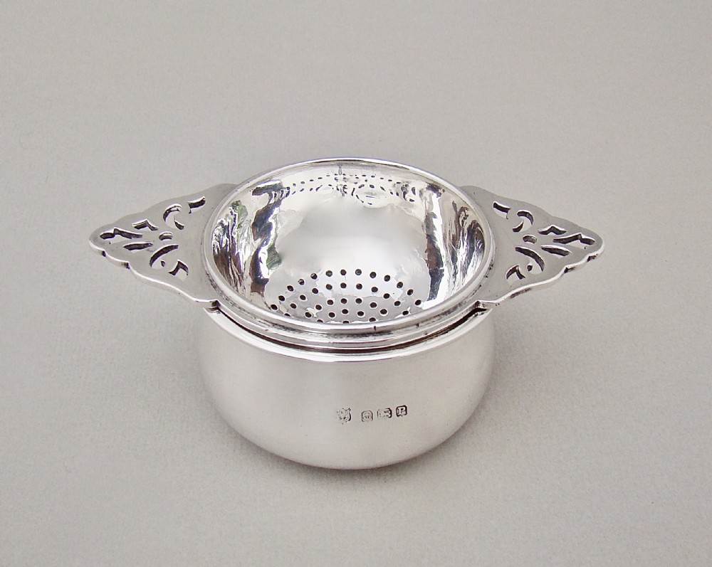 ELEGANT ART DECO SILVER TEA STRAINER & STAND BY THE BARKER BROTHERS, BIRMINGHAM 1939