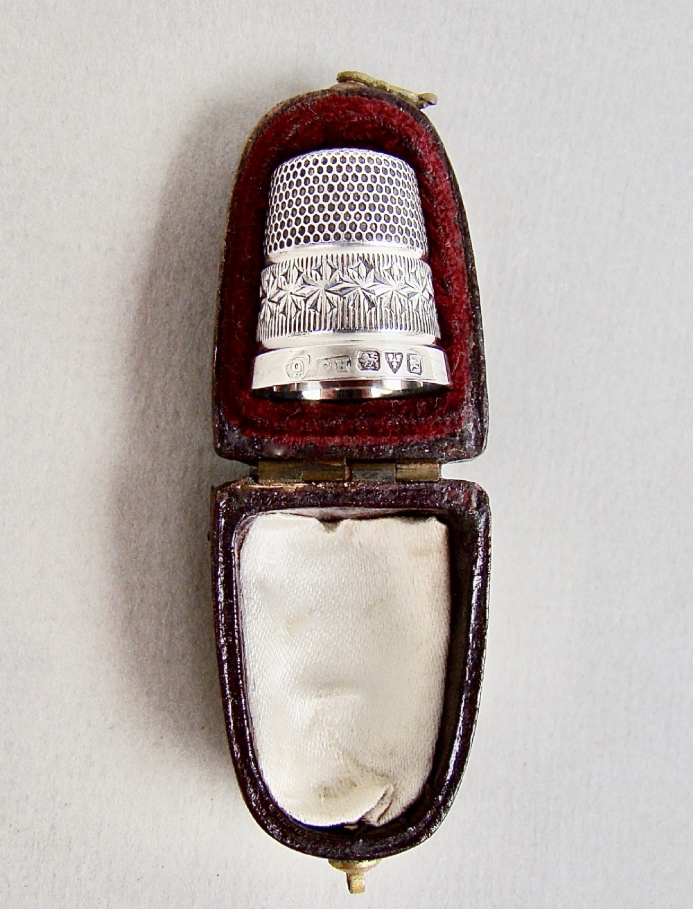 DELIGHTFUL CASED GEORGE V SILVER THIMBLE BY CHARLES HORNER, CHESTER 1922